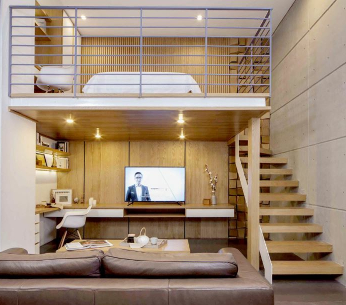 lit mezzanine avec bureau, petit séjour avec plateforme mezzanine, escalier en bois