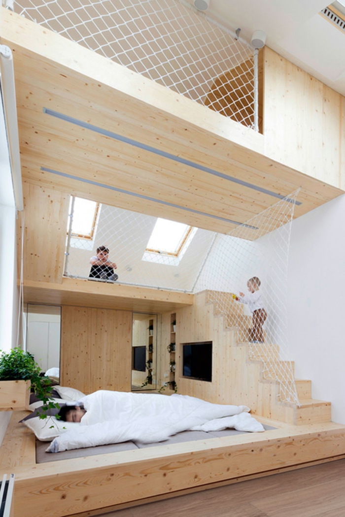 lit surélevé, mezzanine avec espace sécurisé, construction en bois, murs peints blancs