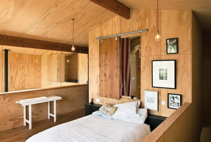 lit surélevé, mezzanine créatif en bois avec deux lampes ampoules, tableaux 