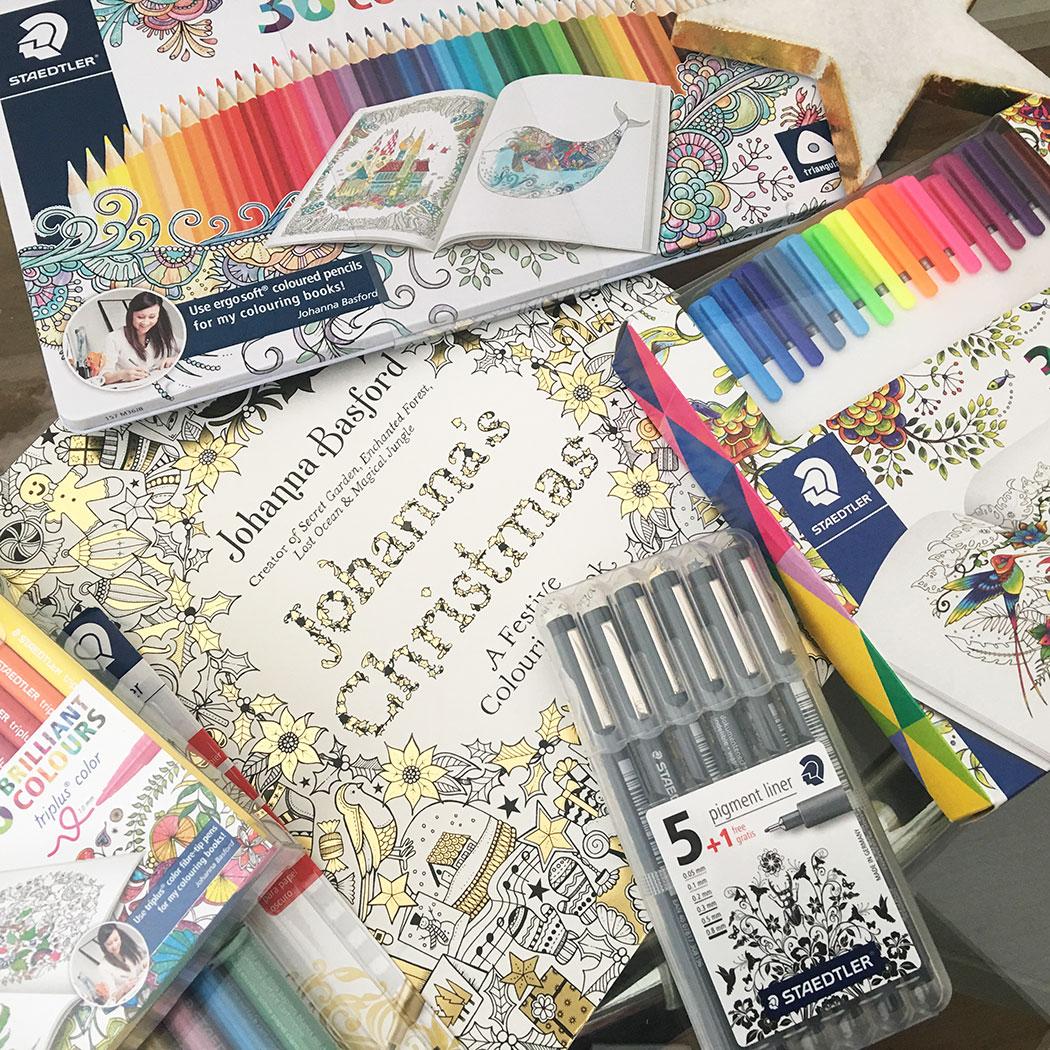 cadeau de noel pour ado, un livre de coloriage pour ados ou adultes, avec des stylos et crayons en couleur pour les esprits artistiques