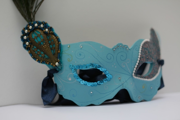 masque carnaval venise, projet diy avec peinture turquoise et accessoire décoratif en perles blanches et embellissements métalliques