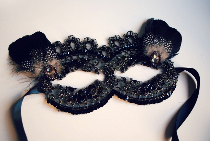 masque bal masque, modèle de masque fait main en dentelle festonnée noire et petites plumes noires