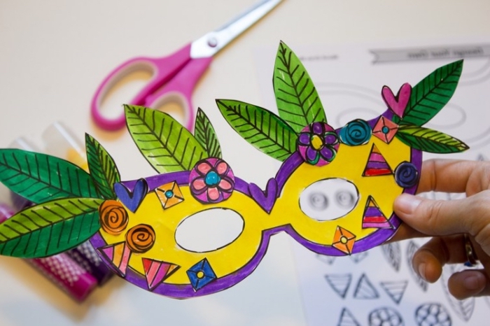 activités manuelles pour enfants, coupure de papier blanc colorée en différentes nuances, petites fleurs et feuilles en papier coloré