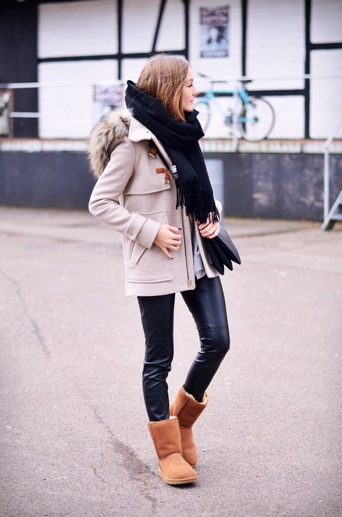 comment s habiller en hiver, combiner le pantalon en cuir noir avec bottines marron et écharpe longue