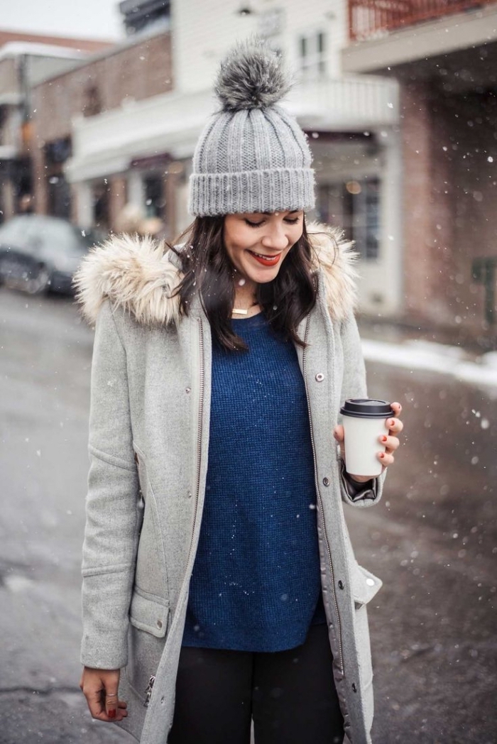 tenue hiver, associer le pull bleu foncé avec pantalon noir et manteau long en gris avec capuche en faux fur beige