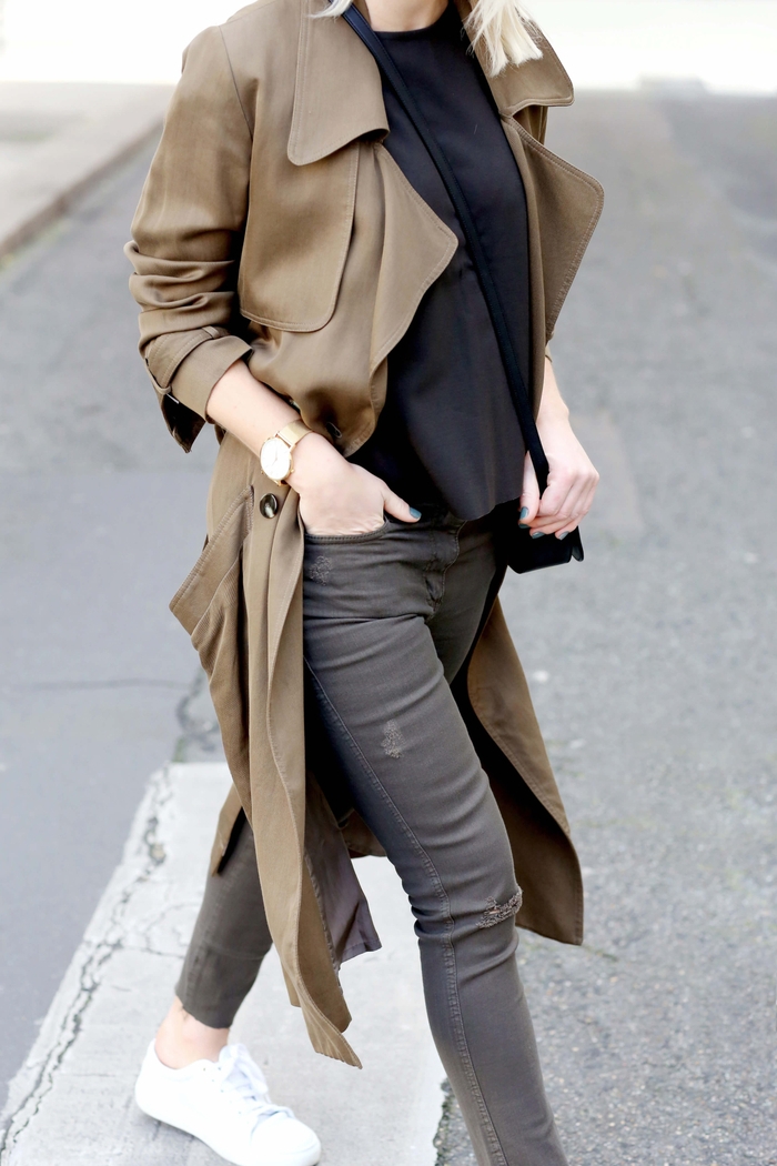 look passe-partout monochrome avec un manteau kaki femme de coupe trench fluide, t-shirt noir et slim gris