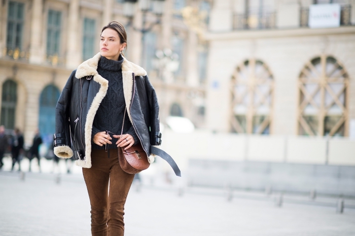 manteau hiver femme, combiner le pull à col enroulé avec pantalon marron et sac à main en cuir marron