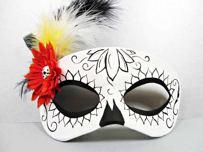 modèle de masque en blanc et noir avec plumes jaune et petite fleur artificielle rouge, idée déguisement halloween pour visage