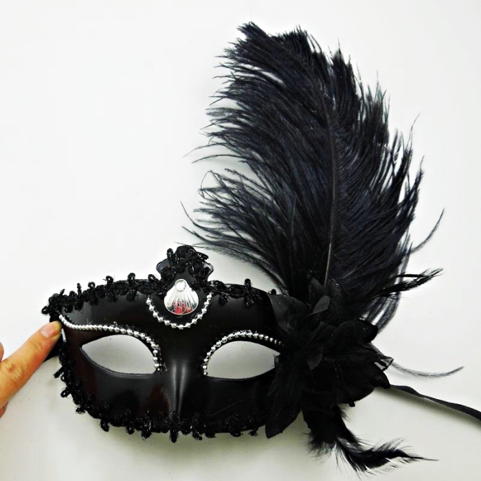 modèle de masque de carnaval noir avec plumes et dentelle florale noir, petite décoration avec strass argenté