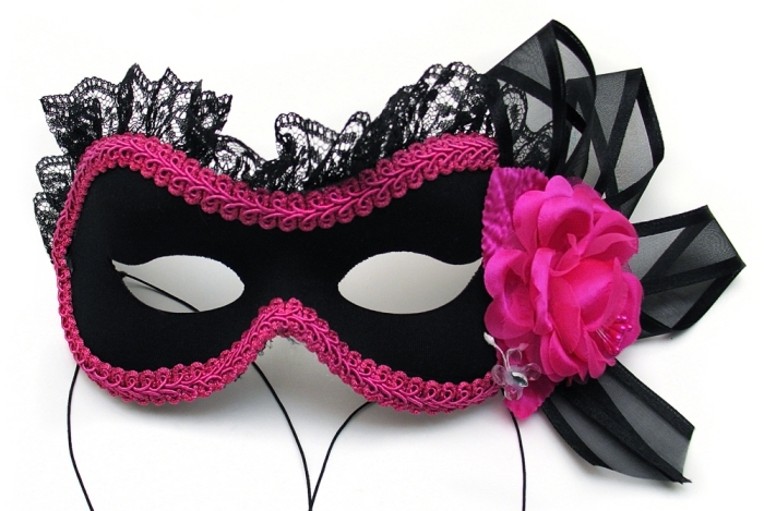 masque carnaval venise, idée déguisement pour le visage en noir et rose foncé, modèle de masque en tissu noir et ruban