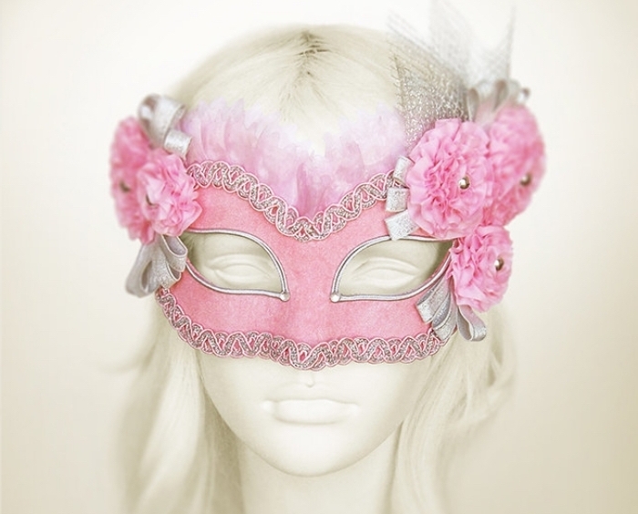masque deguisement, modèle de masque de carnaval en rose et dentelle dorée avec petites perles dorées
