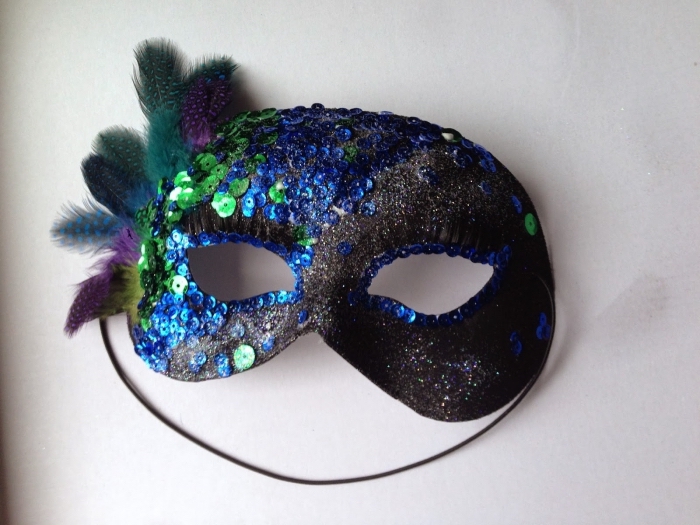 modèle de masque à fabriquer soi meme, décoration de masque de carnaval en paillettes et plumes