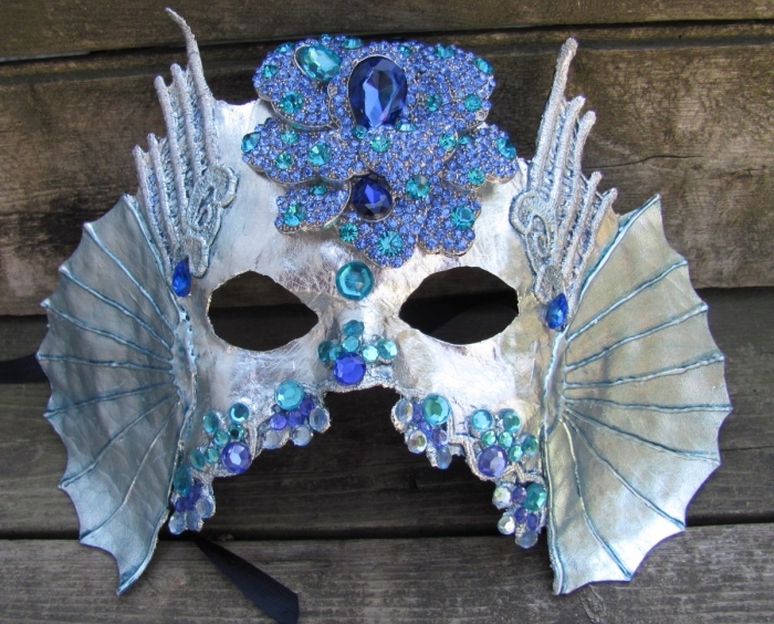 activités manuelles, modèle de masque de carnaval en couleurs violet turquoise et argent