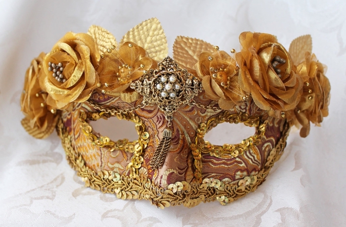 idée déguisement de carnaval pour femme, masque en petites fleures dorées et embellissement métallique