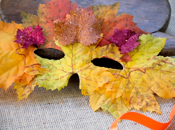 projet créatif avec feuillage, masque de carnaval décoré avec feuilles séchées en jaune et orange