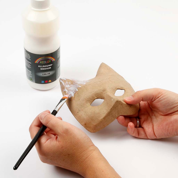 étapes à suivre pour décorer un masque, comment appliquer une couche de peinture blanche sur masque en carton