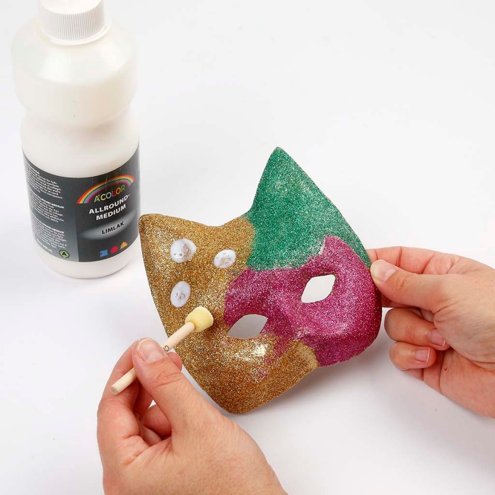 décoration avec peinture glitter sur masque en carton pour fabriquer son déguisement de carnaval