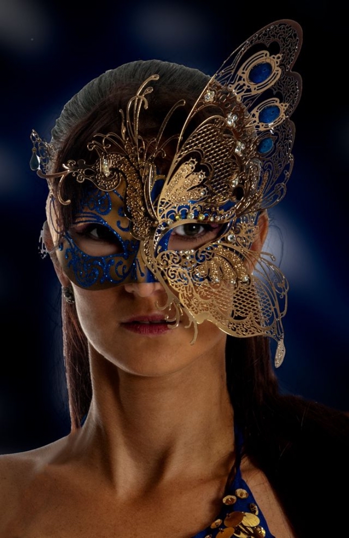 déguisement de carnaval pour femme avec masque à design papillon aux ailes dorées et bleus