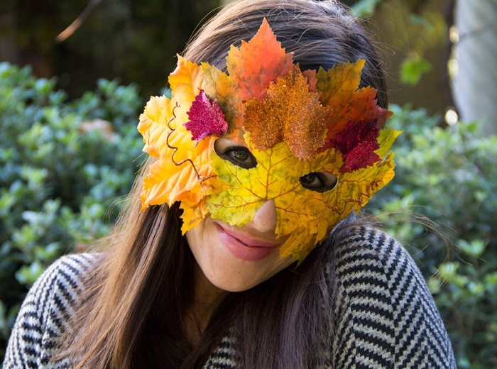 idée diy pour fabriquer un masque de carnaval en feuilles sechées, fille aux cheveux longs en chatain foncé