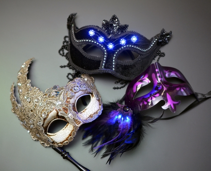 masque deguisement lumineux, masque de carnaval pour femme en dentelle dorée