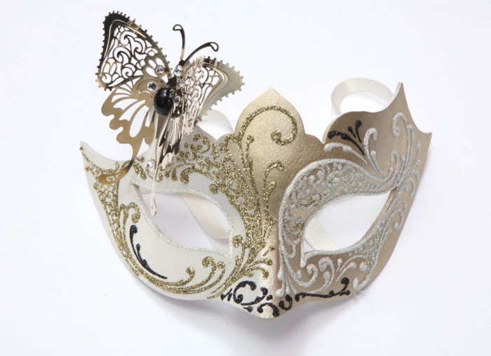 masque carnaval venise, modèle de masque en plastique blanc avec embellissement doré et papillon métallique