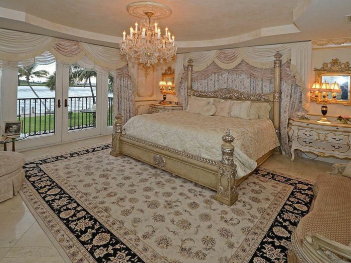 meuble argenté, grand tapis beige, lustre baroque, commode blanche baroque