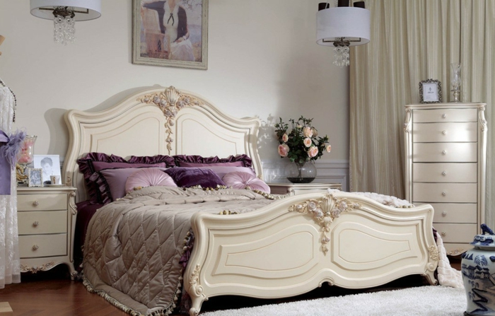 meuble baroque, grand lit en bois gravé, jolis coussins lilas, commodes baroques