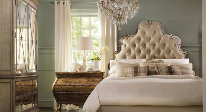 meuble baroque, tete de lit beige cadre argenté, lustre à pampilles, commode vintage bois