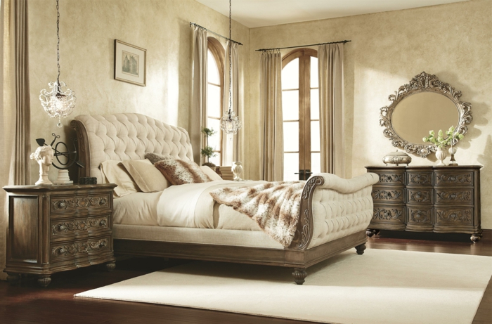 meuble baroque, meubles en bois gravé, grandes fenêtres arcs, tapis blanc carré