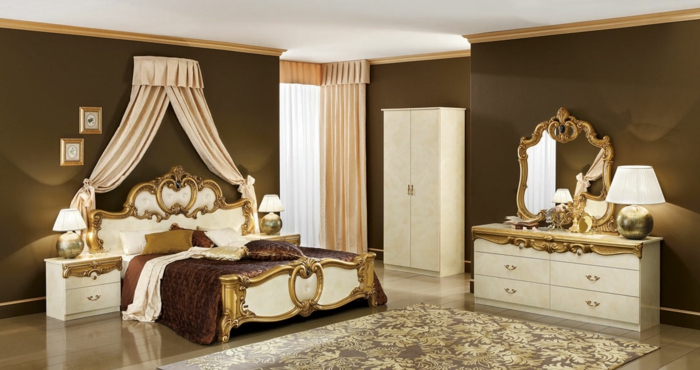 meuble baroque, ciel de lit baroque, meubles avec des ornements patinés
