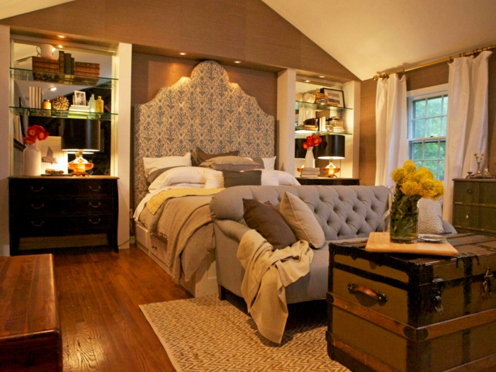 meuble baroque pas cher, grande valise anciene, tapis beige, tete de lit en tissu