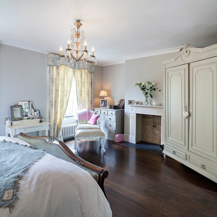 meuble baroque pas cher, rideaux transparents, armoire vintage blanche, cheminée décorative
