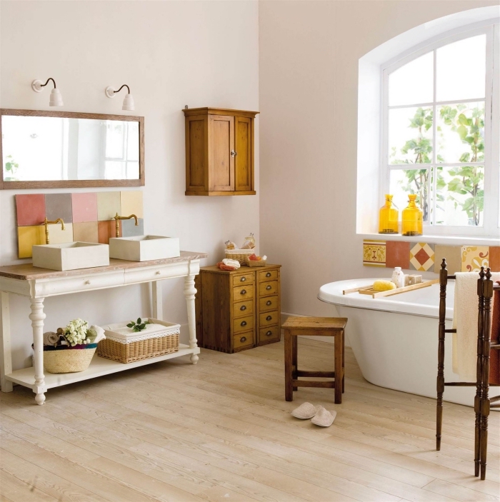 meuble salle de bain, déco en style campagne avec meubles en bois et peinture claire, meuble sous vasque à design vintage