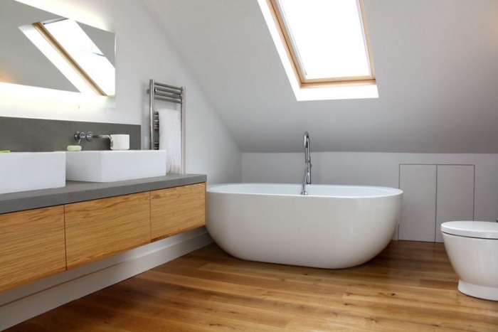 meuble salle de bain double vasque, déco moderne en blanc et bois avec fenêtre de toit et baignoire