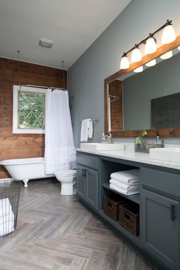 idee deco salle de bain, petite fenêtre blanc et bois sur mur de bois foncé, peinture murale salle de bain en gris clair