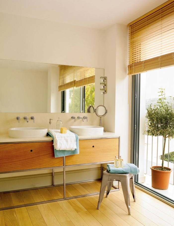 revetement sol salle de bain, meubles sous lavabo en bois et fer, salle de bain aux murs blancs et plancher en bois
