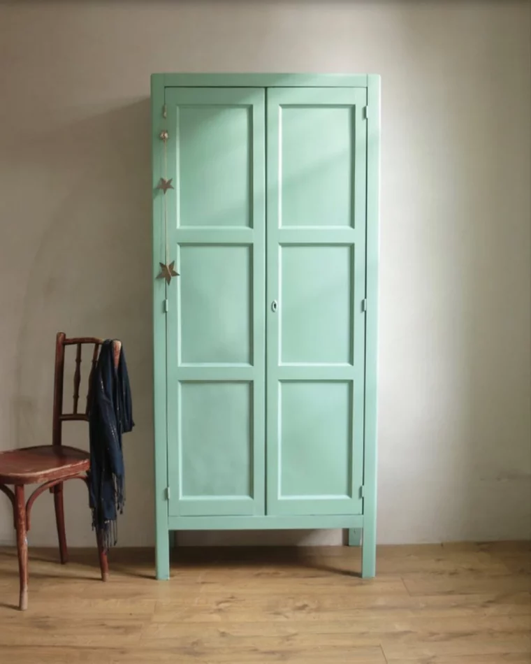 meuble peint en couleur vert menthe chaise en bois