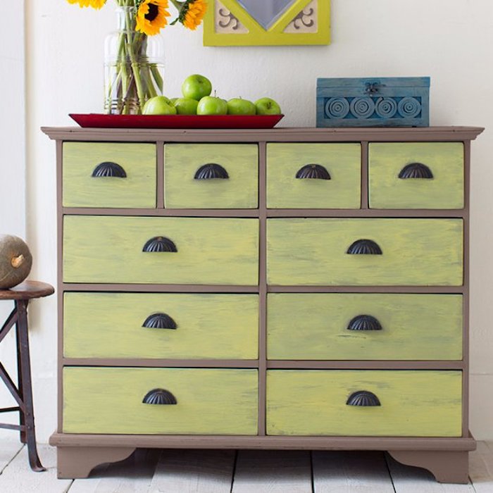 meuble relooké et repeint de peinture jaune de vert, poignées noires, look vintage, pommes vertes