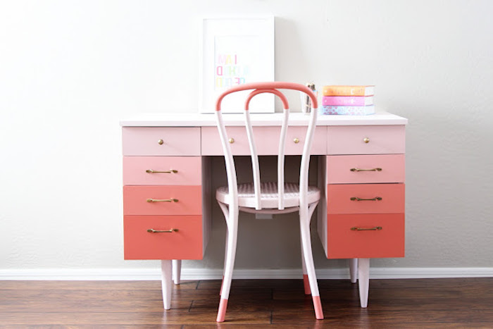 comment relooker un meuble avec de la peinture rose et saumon à effet ombré et chaise repeinte, coin bureau enfant, parquet foncé