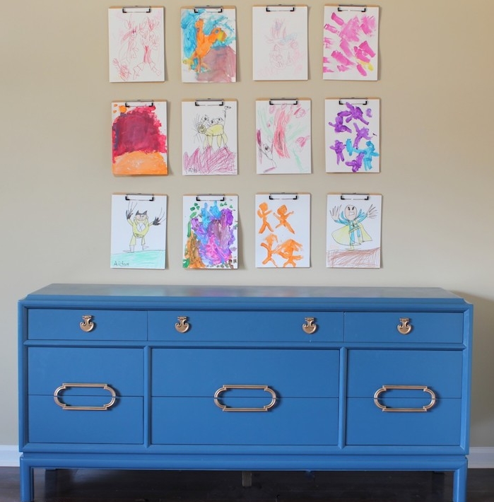exemple de meuble repeint de peinture bleue avec des poignées de placards et tiroirs, style vintage, mur de dessins enfant