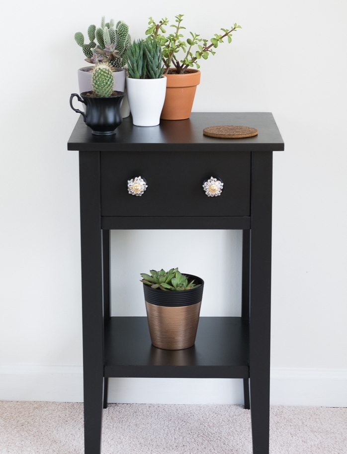 meuble relooké, table d appoint repeinte en noir avec des boutons de tiroir vintage, etagere et plantes vertes
