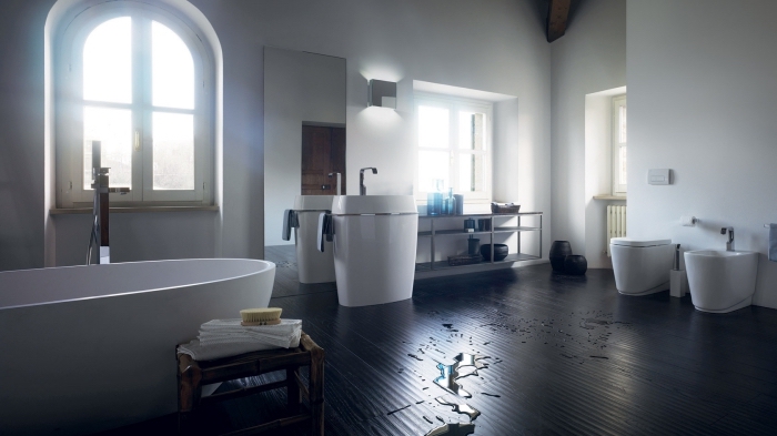 parquet flottant salle de bain, pièce aux murs blancs et plancher en bois foncé avec meubles céramique