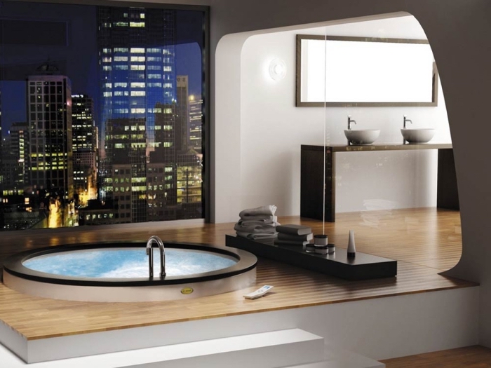 parquet stratifié salle de bain, pièce avec fenêtre surdimensionée et vue sur la ville, paroi en verre et plancher en bois