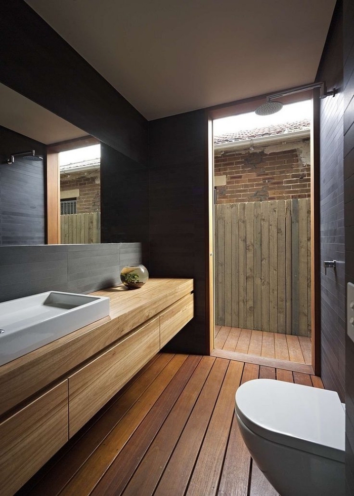 meuble vasque salle de bain, déco espace limité avec revêtement mural en bois foncé et plancher en bois clair
