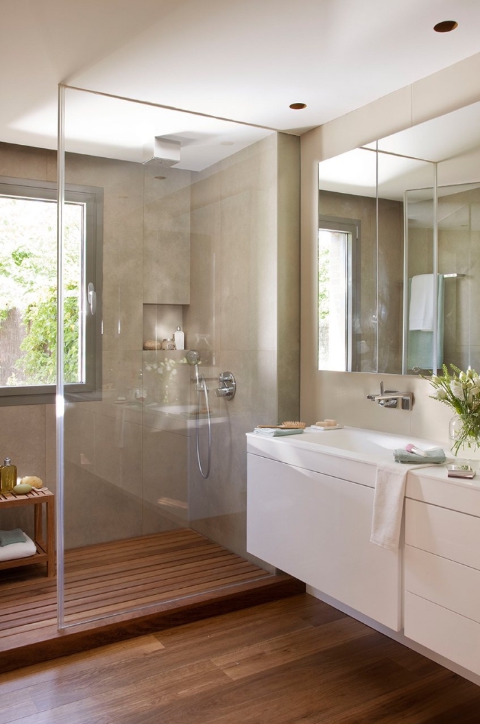 meuble sous lavabo, salle de bain avec cabine de douche au carrelage beige et plancher en bois foncé