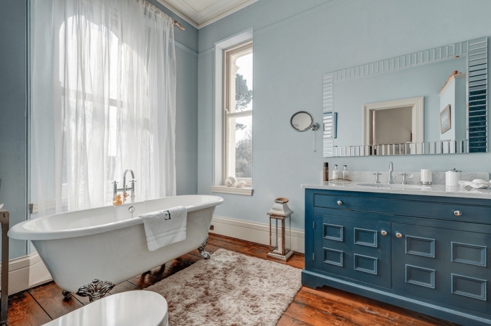 plancher salle de bain, pièce bleue avec plancher en bois et tapix moelleux en beige et marron