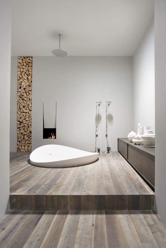 revetement de sol salle de bain, déco moderne avec cheminée dans la salle de bain et papier peint décoratif à design bois