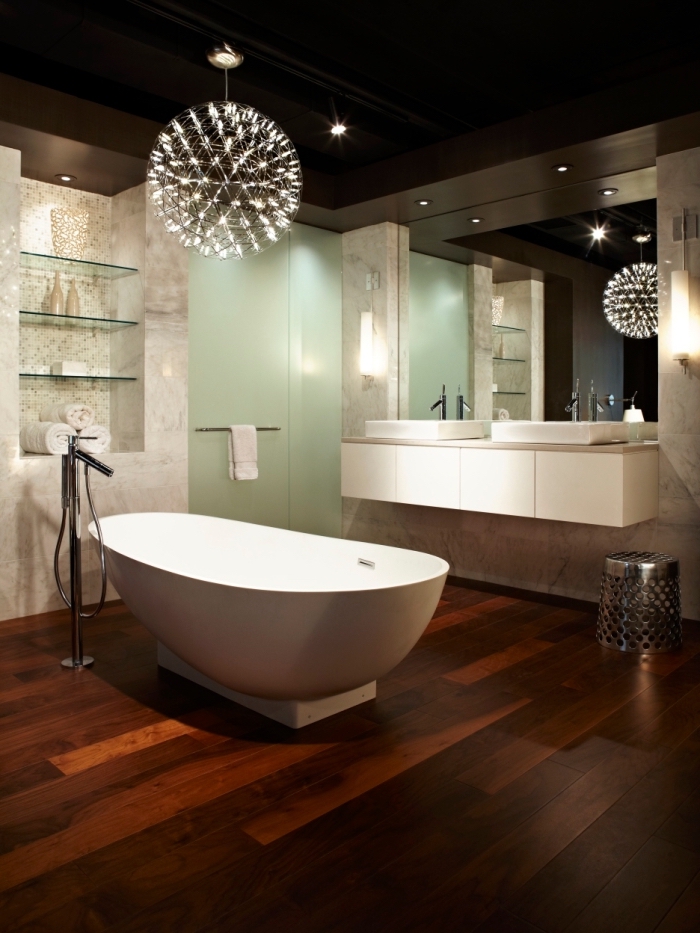 sol stratifié salle de bain, pièce au plafond noir et plancher en bois foncé avec grand miroir et murs à design marbre