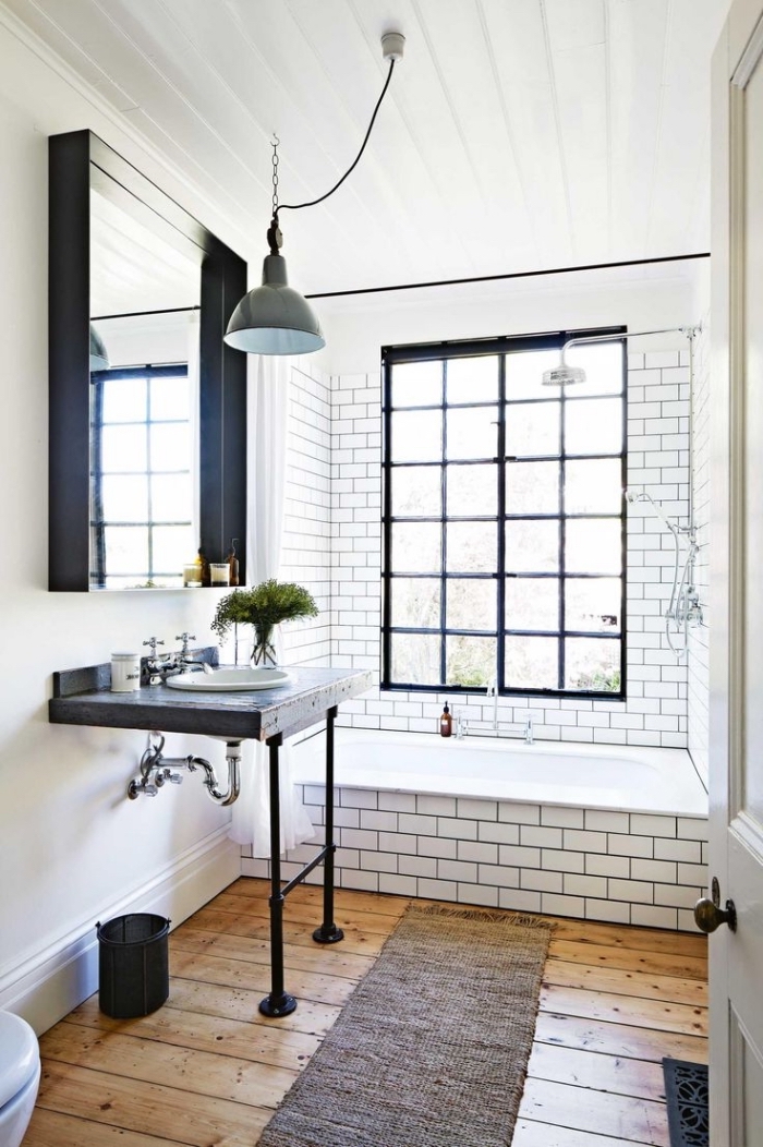 plancher salle de bain, déco petite salle de bain avec carrelage blanc et plancher en bois, plafond en bois peint en blanc
