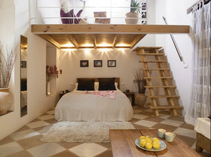 mezzanine chambre, chambre à coucher de deux niveaux, table rectangulaire en bois